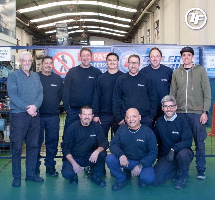 El equipo de Taller Federico en el interior del taller, en Rosario
